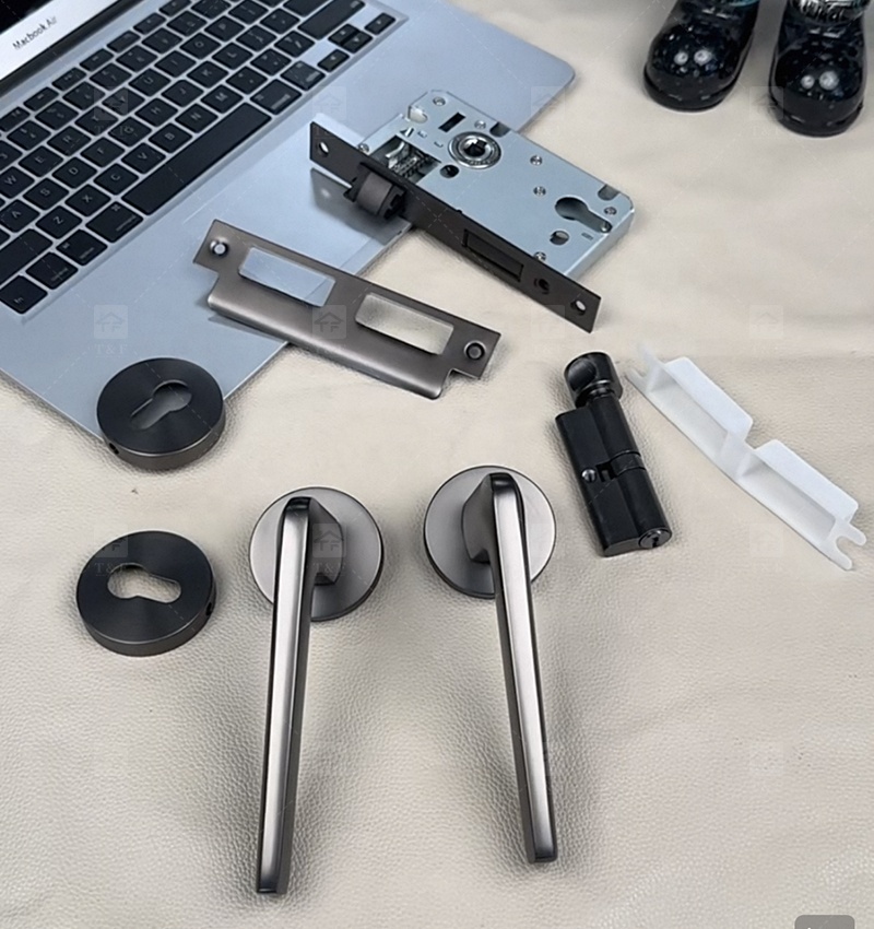 Matte Black Modern Minimalist Villa Door Handle Interior Wood Door Lever Lock Anti-Fingerprint Easy Clean Ambidextrous